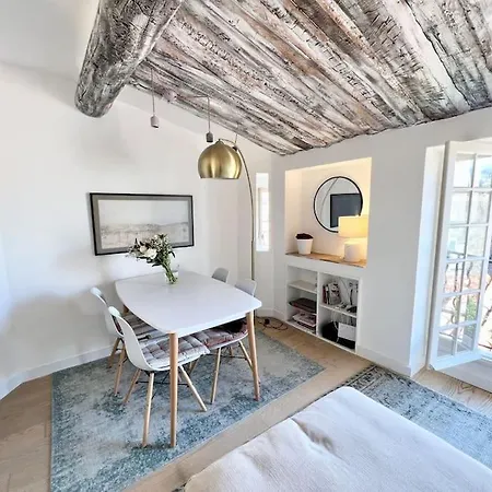 Διαμέρισμα Au Coeur Du Village Grand Studio Avec Terrasse